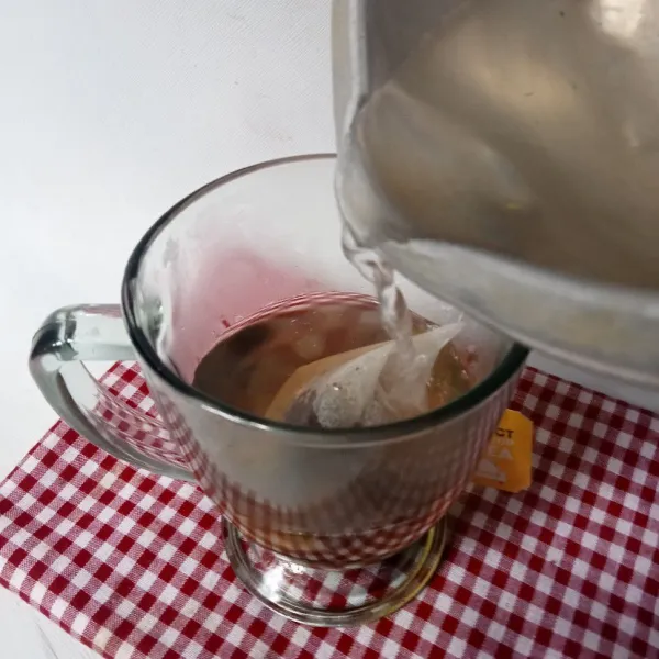 Tuang air panas mendidih sampai 2/3 gelas.