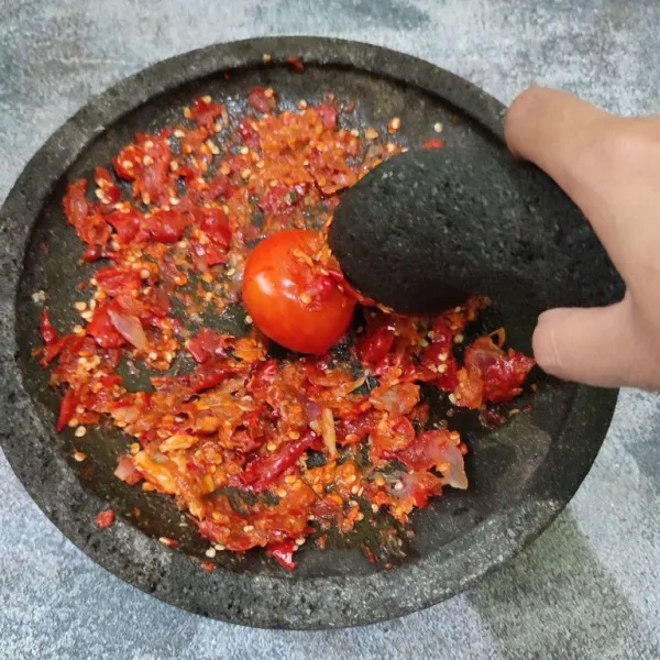 Kemudian masukkan tomat, ulek.