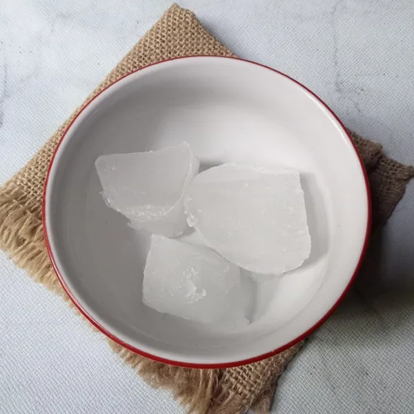 Siapkan mangkok dan masukkan es batu secukupnya.