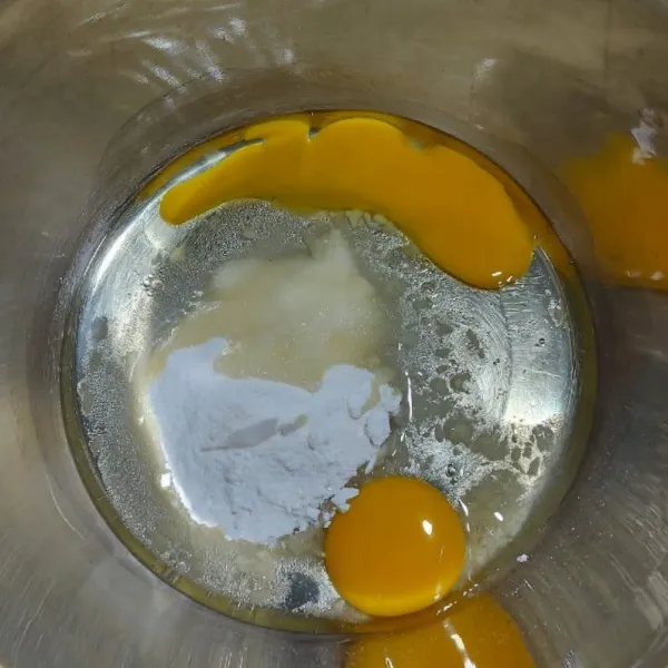 Kocok gula yang sudah dihaluskan dan juga telur dengan kecepatan sedang.