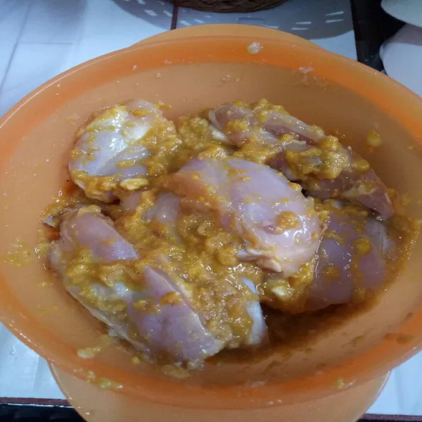 letakan ayam dalam wadah,  lalu tuang bumbu halus,  kunyit bubuk,  garam,  lada,  kaldu bubuk dan gula pasir diamkan dalam kulkas 15 menit hingga semalaman.