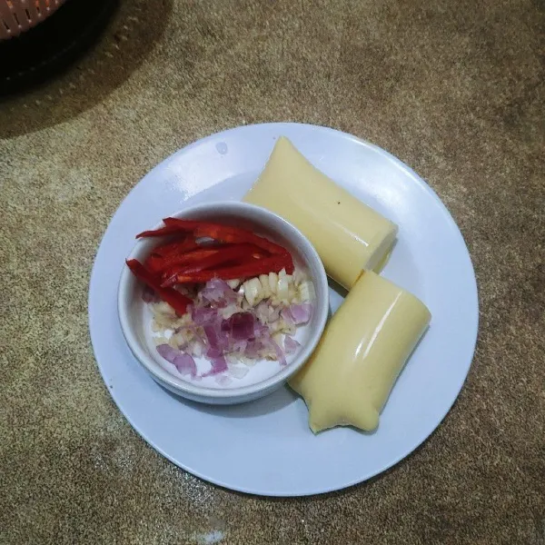 Siapkan bumbu dan tofu, untuk bawang merah dan putih di chop hingga halus, cabe merah buang biji dan iris memanjang.