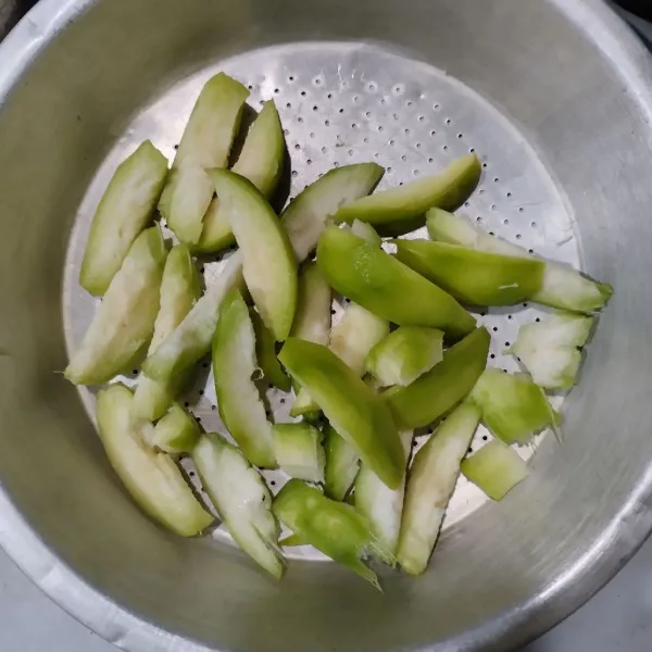 Potong kedondong sesuai selera.