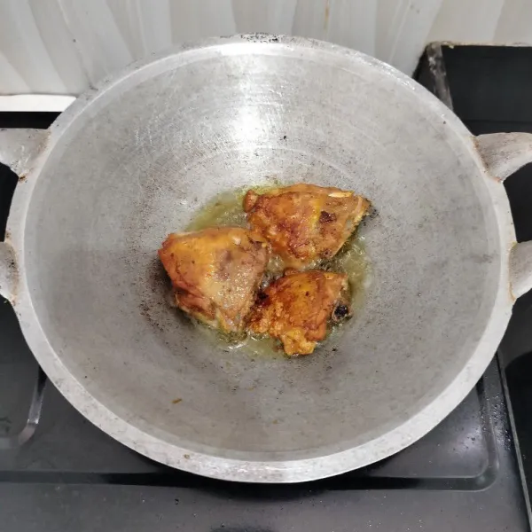 Kemudian goreng ayam dalam minyak panas hingga matang kecoklatan. Angkat dan tiriskan.