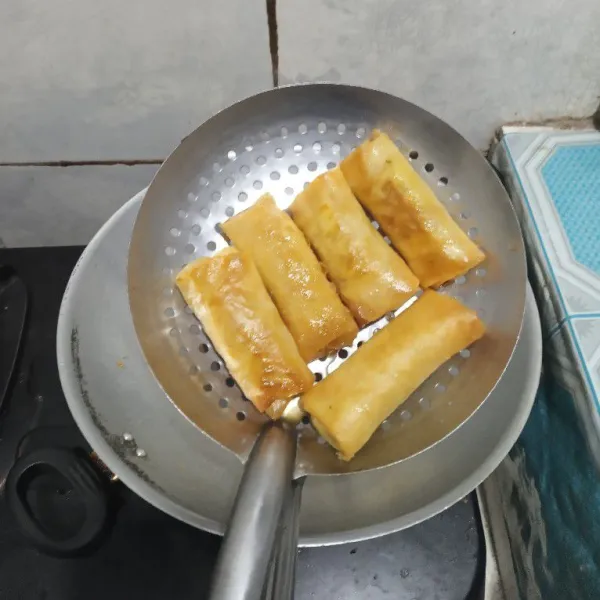 Goreng kroket mie sampai kuning kecokelatan, sajikan.