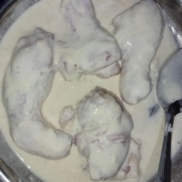 Masukkan ayam ke dalam adonan lalu lumuri dengan adonan.