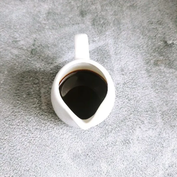 Seduh kopi dengan sedikit air panas,aduk rata dan biarkan hingga dingin.