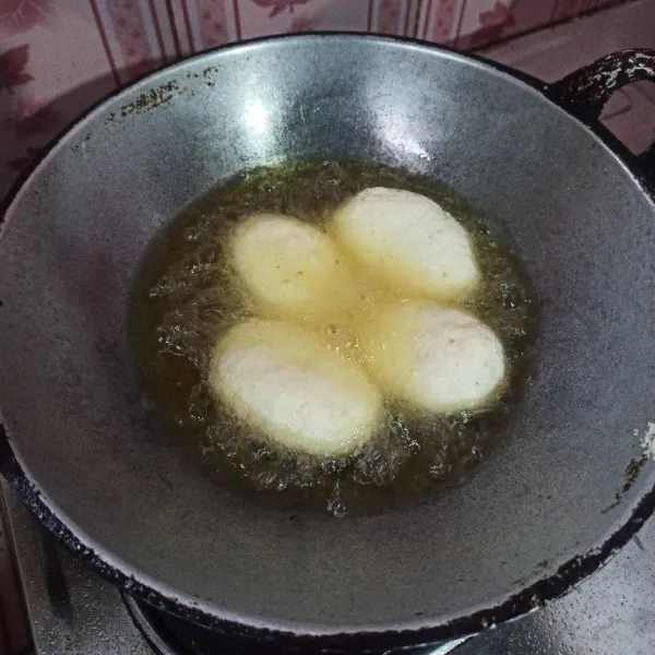 Panaskan minyak goreng secukupnya kemudian masukkan jemblem, goreng hingga matang.