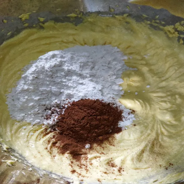 Kemudian masukkan tepung terigu, vanila dan bumbu spikuk.