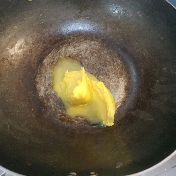 Panaskan margarin.