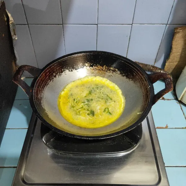 Siapkan wajan. Lelehkan margarin. Tuang adonan telur.