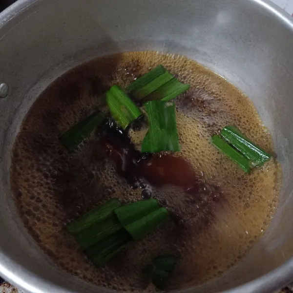 Rebus gula merah dan pandan sampai mendidih, saring dan tiriskan.
