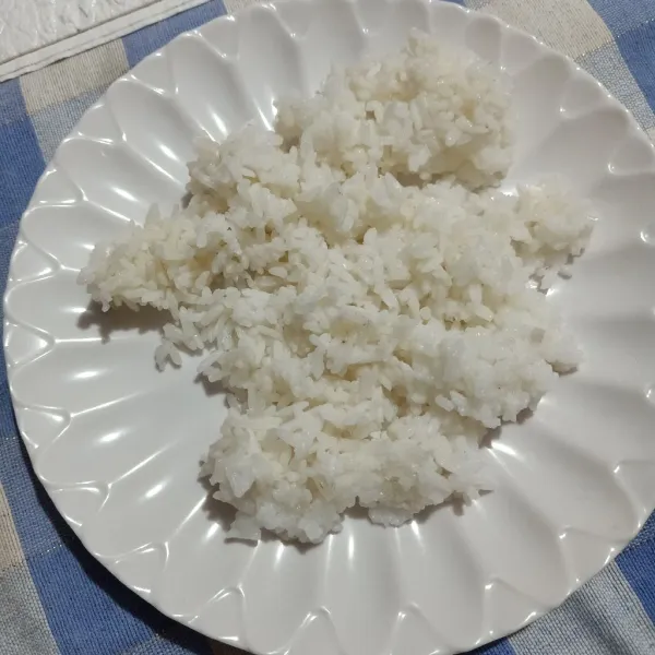 Siapkan seporsi nasi putih.