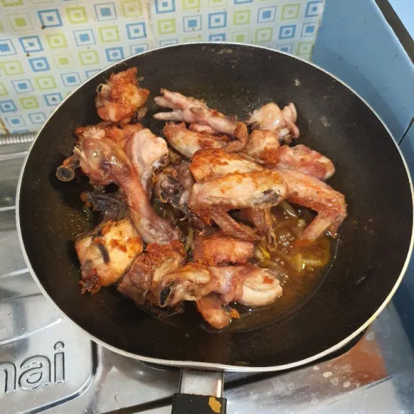 Masukan ayam, aduk rata dengan cepat.