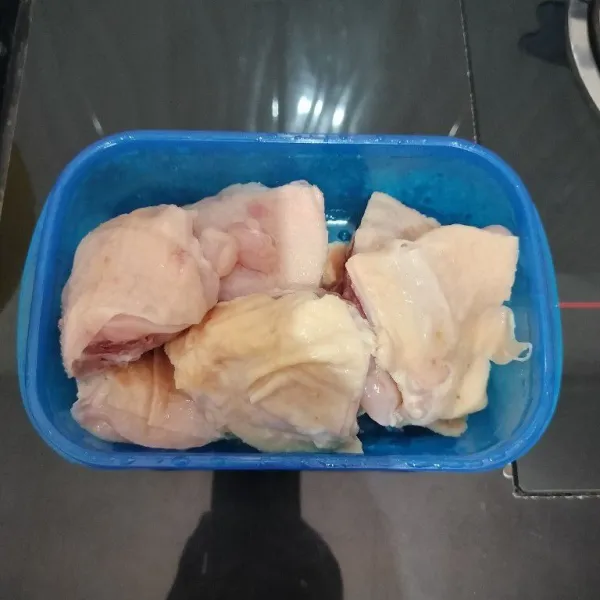 Potong ayam sesuai selera, lalu cuci bersih.
