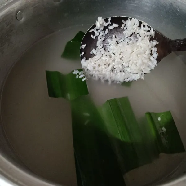 Masukkan beras dan ketan, masak sampai agak matang.