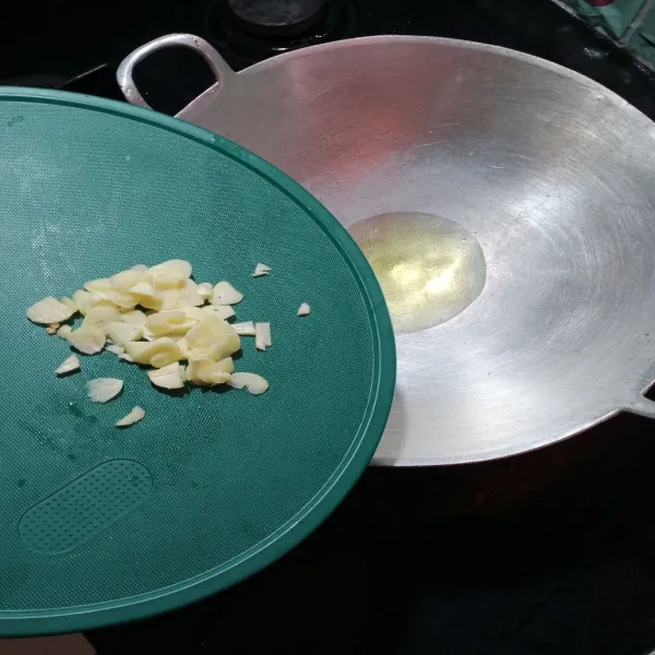 Panaskan secukupnya minyak dalam wajan, kemudian tumis bawang putihnya.