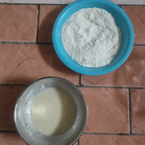 Siapkan bahan tepung kering lalu aduk hingga tercampur rata.
