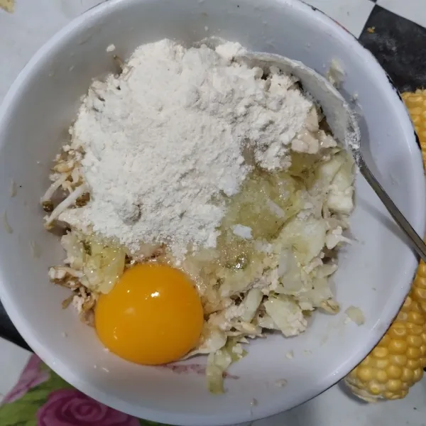 Tambahkan tepung terigu, telur, garam, lada, kaldu bubuk dan bawang putih bubuk.