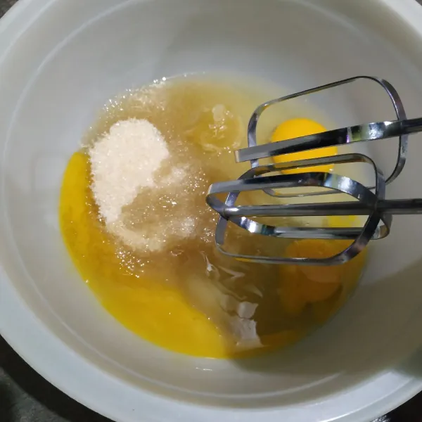 Kocok telur, gula pasir dan SP, mixer dengan kecepatan tinggi hingga kental berjejak.