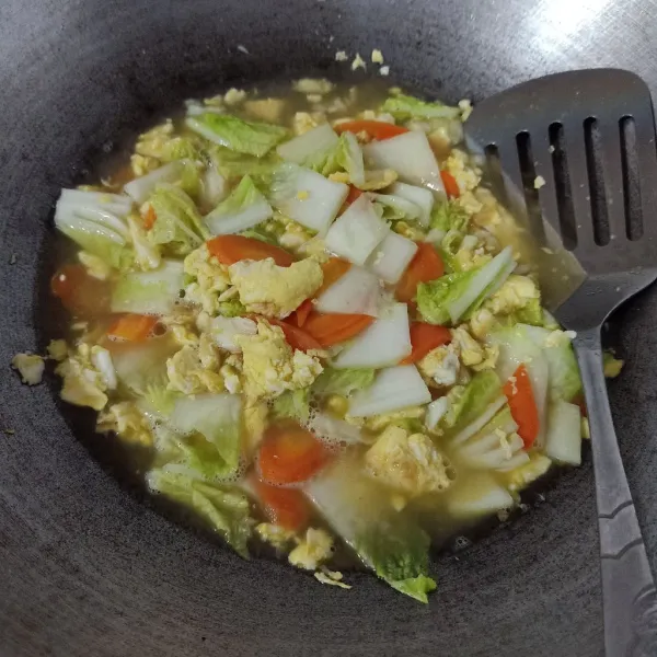 Bumbui lada, gula, garam, kaldu bubuk, masak sampai matang mendidih.