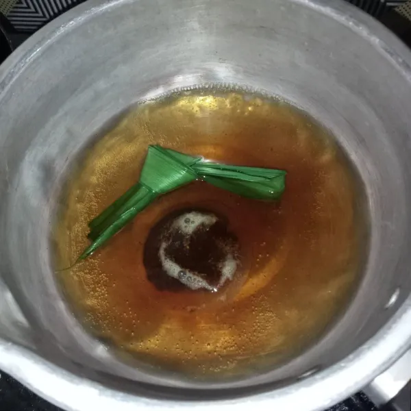 Masukkan teh celup dan matikan kompor, kemudian biarkan sampai teh berubah warna.