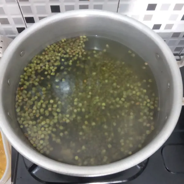 Rebus kacang hijau dengan air mendidih hingga matang.