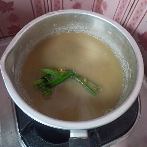 Rebus air hingga mendidih, setelah mendidih masukkan kacang hijau dan daun pandan, rebus sampai kacang hijau empuk.