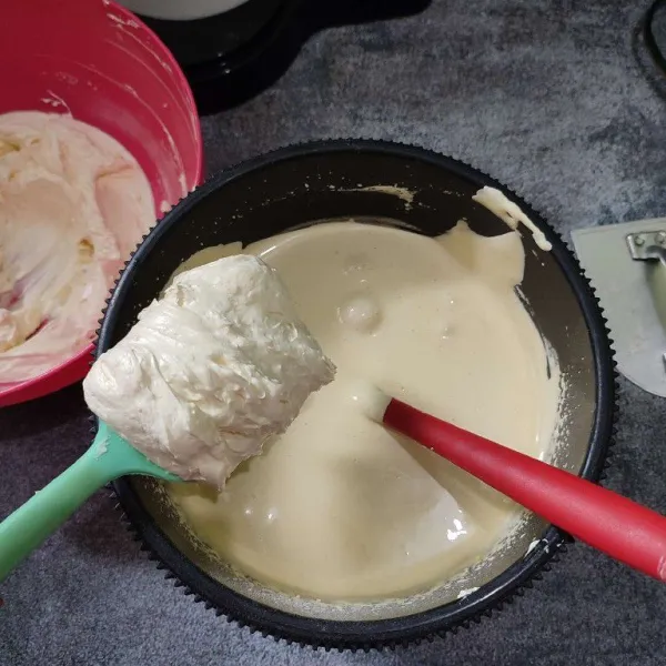 Masukkan bahan butter ke adonan telur secara bertahap. Kemudian aduk balik secara perlahan.
