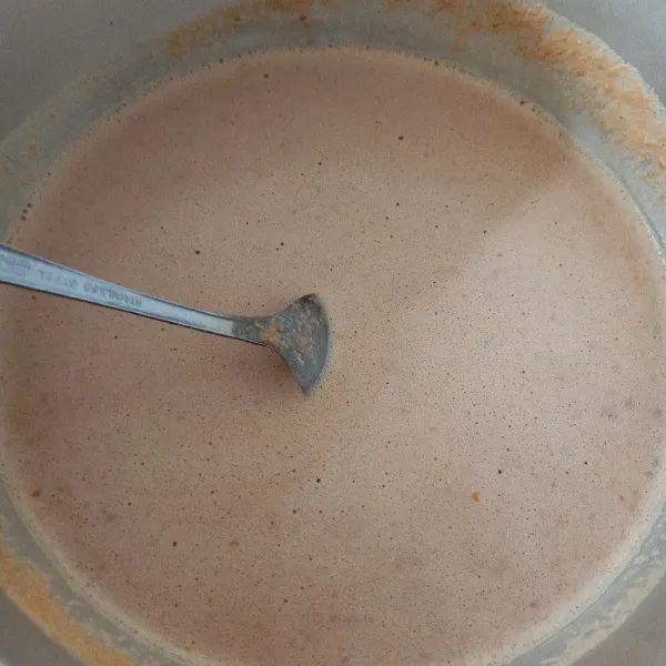 Blender bahan bumbu kacang sampai halus lalu masak dalam panci.
