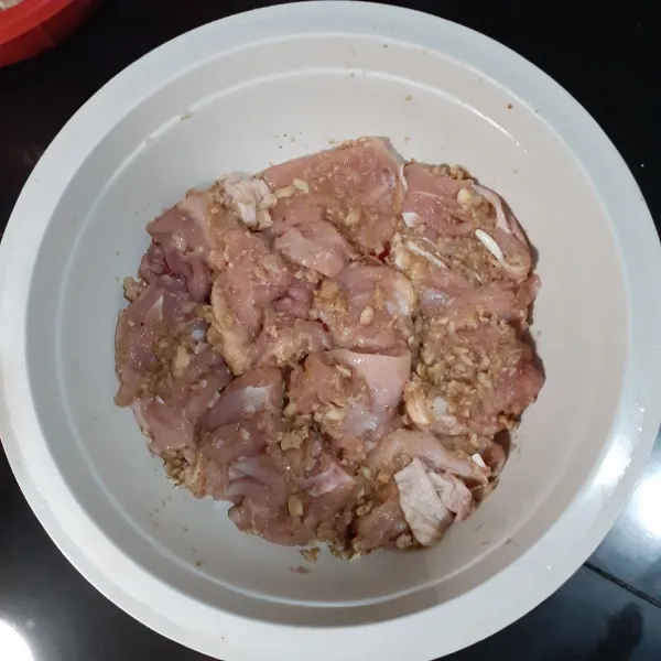 Balurkan merata ke fillet ayam, tutup, dan simpan dalam kulkas selama minimal 30 menit.