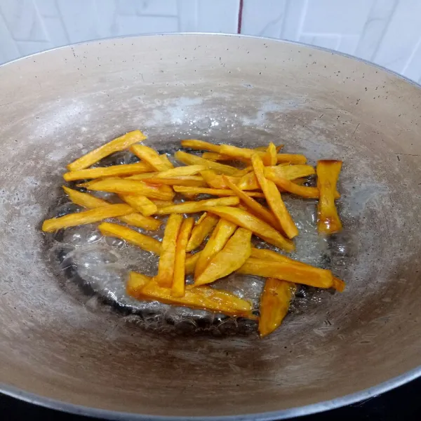 Tuang ubi goreng manis ke dalam cairan gula, aduk hingga rata. Siap disajikan.