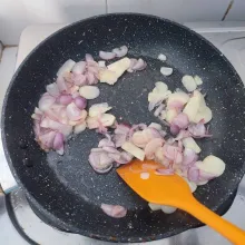 Diwajan yang sama, tumis bawang merah dan bawang putih hingga harum.
