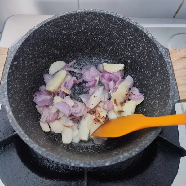 Panaskan minyak, tumis bawang merah, bawang putih dan pala serut hingga layu dan harum.