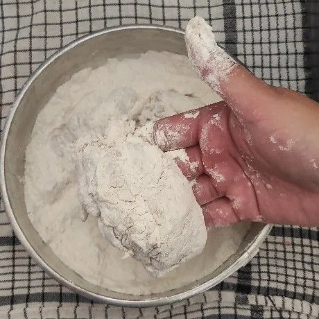 Baluri ke dalam adonan tepung