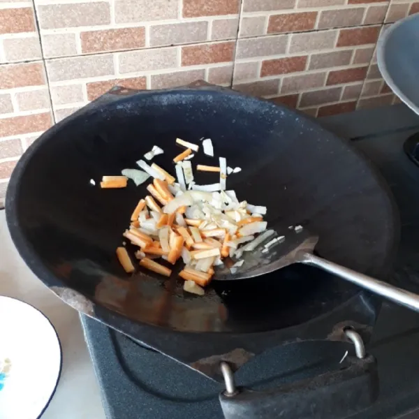 Tumis bawang putih dan bawang bombai dengan minyak hingga harum. Masukkan wortel, aduk rata.