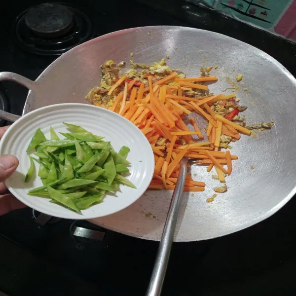 Masukkan wortel dan kapri, beri secukup-nya air, masak hingga wortel dan kapri matang.