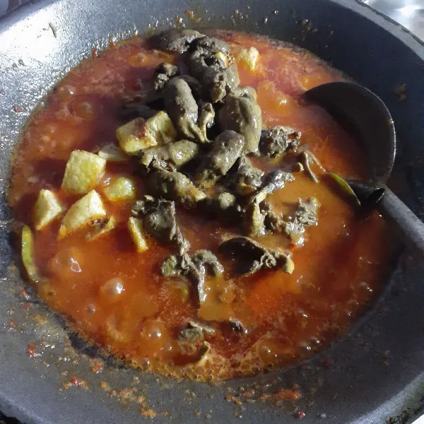 Masukkan jantung ayam, kentang goreng, aduk rata. Tuangkan air mineral dan masak hingga mendidih dan kuah menyusut. Masukkan cabe rawit merah, potongan daun bawang, masak sesaat. Matikan kompor dan sajikan!