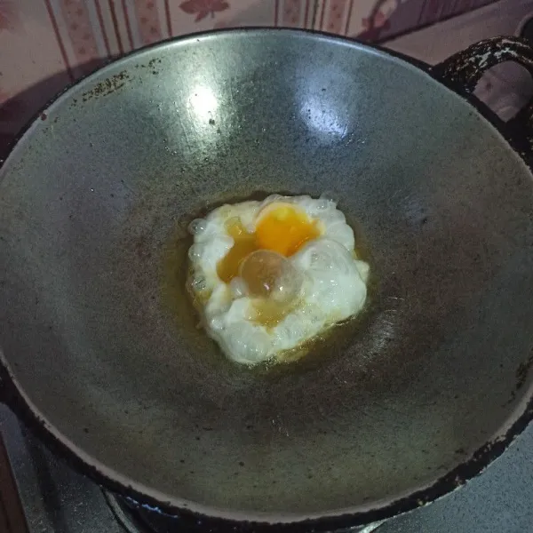 Panaskan minyak goreng secukupnya, kemudian ceplok telur dan goreng hingga matang, selanjutnya angkat dan tiriskan.