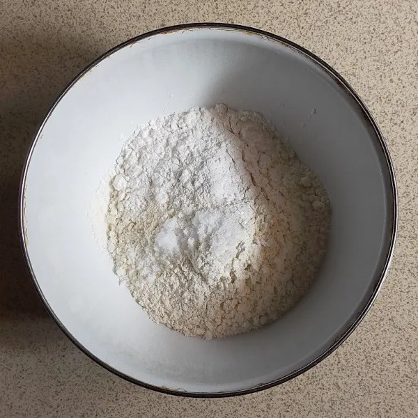 Siapkan wadah, lalu masukkan tepung terigu dan tepung tapioka.