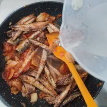 Masukkan ikan pindang, aduk rata dengan bumbu. Kemudian tambahkan air, masak sampai mendidih.