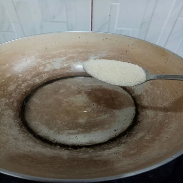 Masukkan air, perisa vanilla dan gula pasir ke dalam teflon lalu aduk rata.