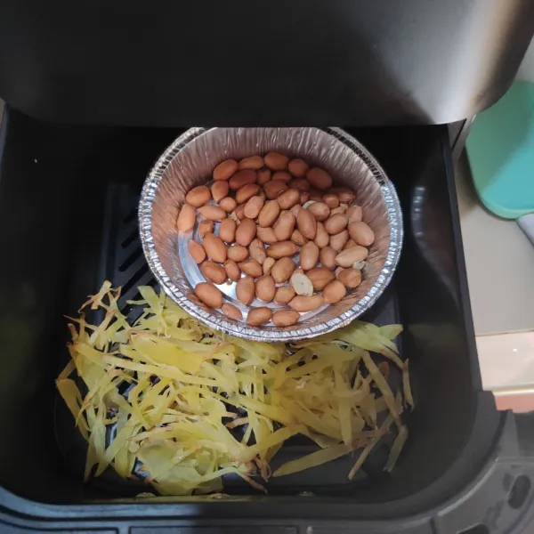 Goreng kentang dan kacang hingga garing, saya menggunakan air fryer. Panggang selama 10 menit dengan suhu 170°C.