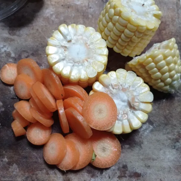 Potong jagung dan iris wortel, sisihkan