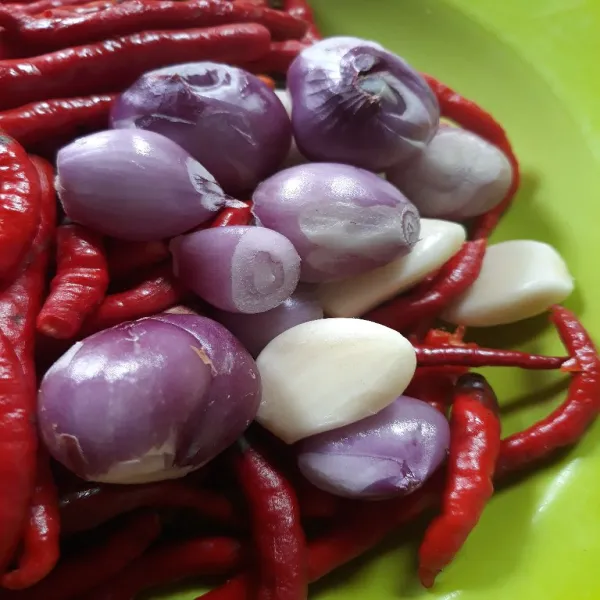 Haluskan bumbu cabe dan bawang.