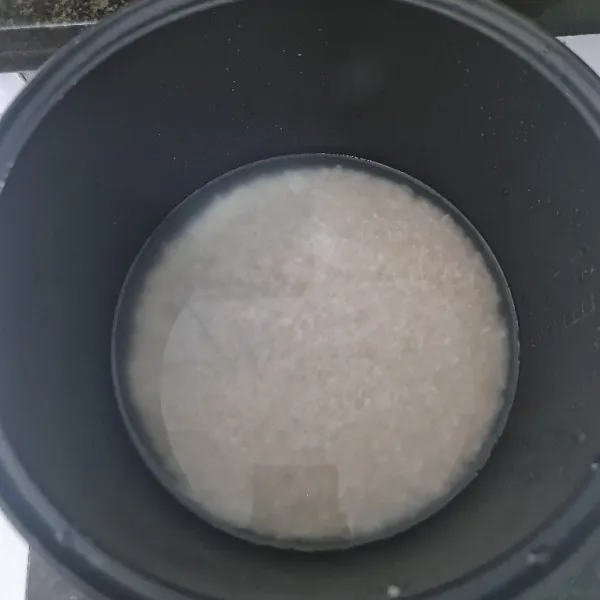 Cuci bersih beras hingga 3 kali dengan air mengalir. Lalu isi air 3 mug.