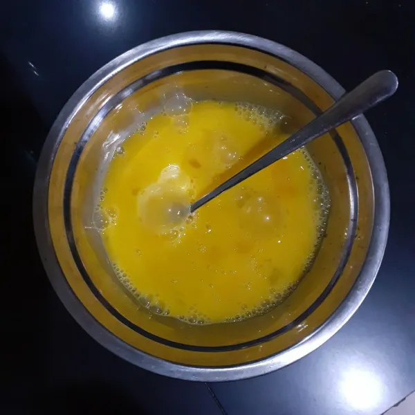 Kocok telur di mangkuk. Tambahkan tapioka, aduk rata.