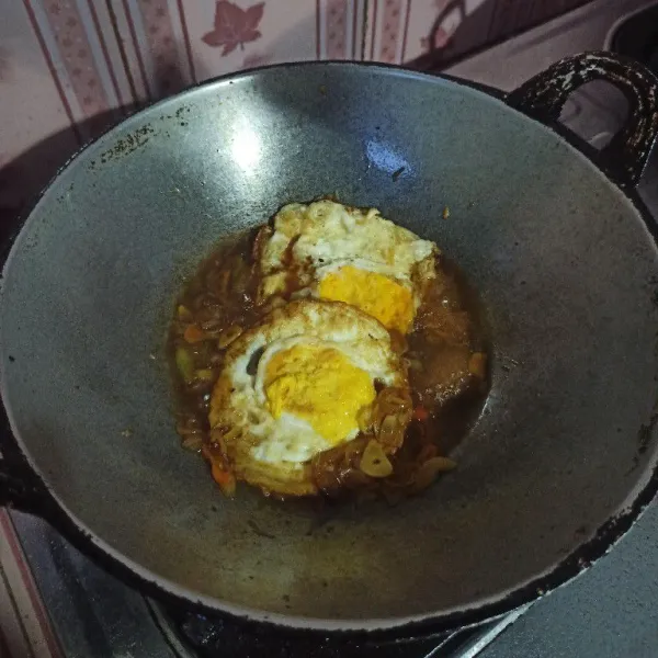 Setelah itu masukkan telur ceplok, masak hingga bumbu meresap.