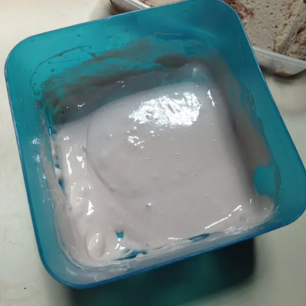 Mixer dengan speed tinggi whipping cream dan susu dingin sampai mengembang, pindahkan ke plastik segitiga.