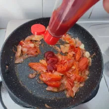 Tambahkan saos tomat dan kecap manis, aduk rata.